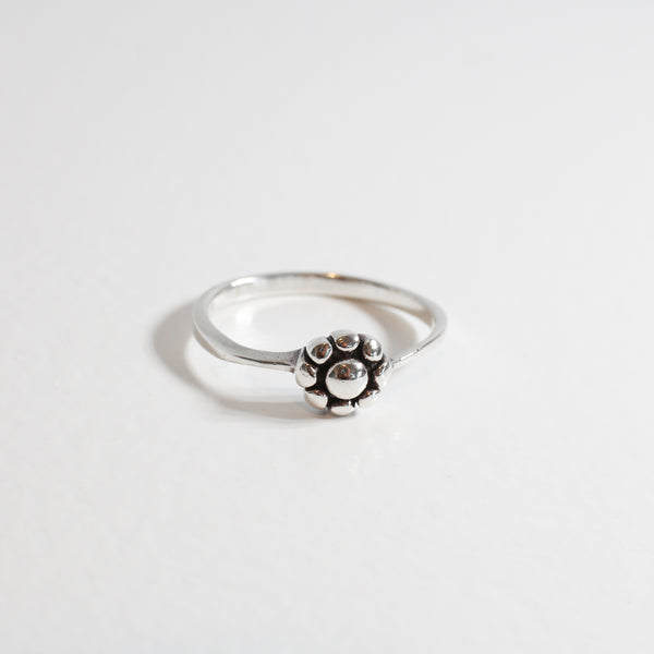 Tiny flower ring