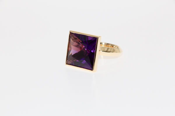 Amethyst cocktail ring, 18 carat gold. Tamahra Prowse jewellery design.