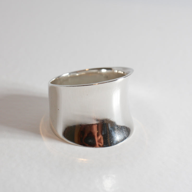 Curved wide ring