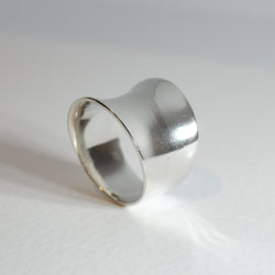 Curved wide ring