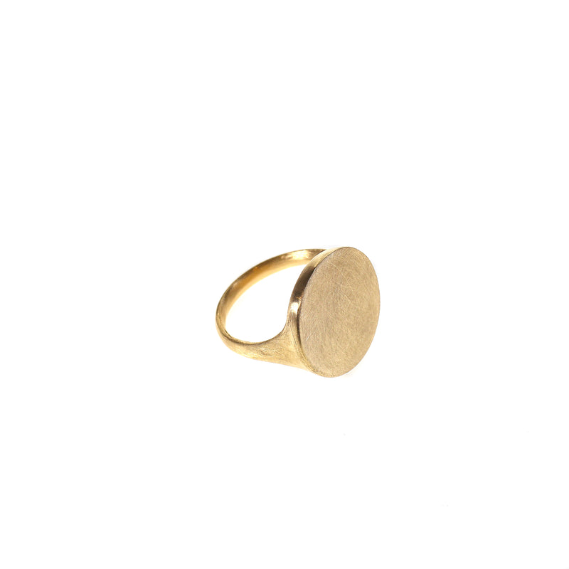 Round faced rustic unisex signet ring in 9kt yellow gold