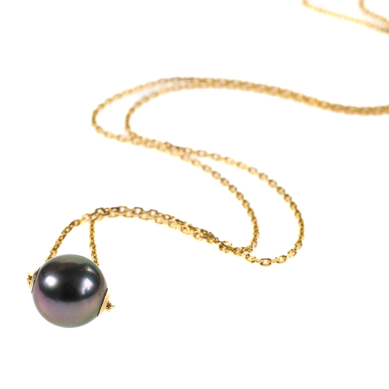 Tahitian pearl set on fine 18 karat gold adjustable chain.