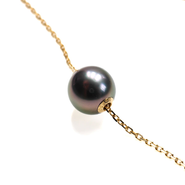 Tahitian pearl set on fine 18 karat gold adjustable chain.