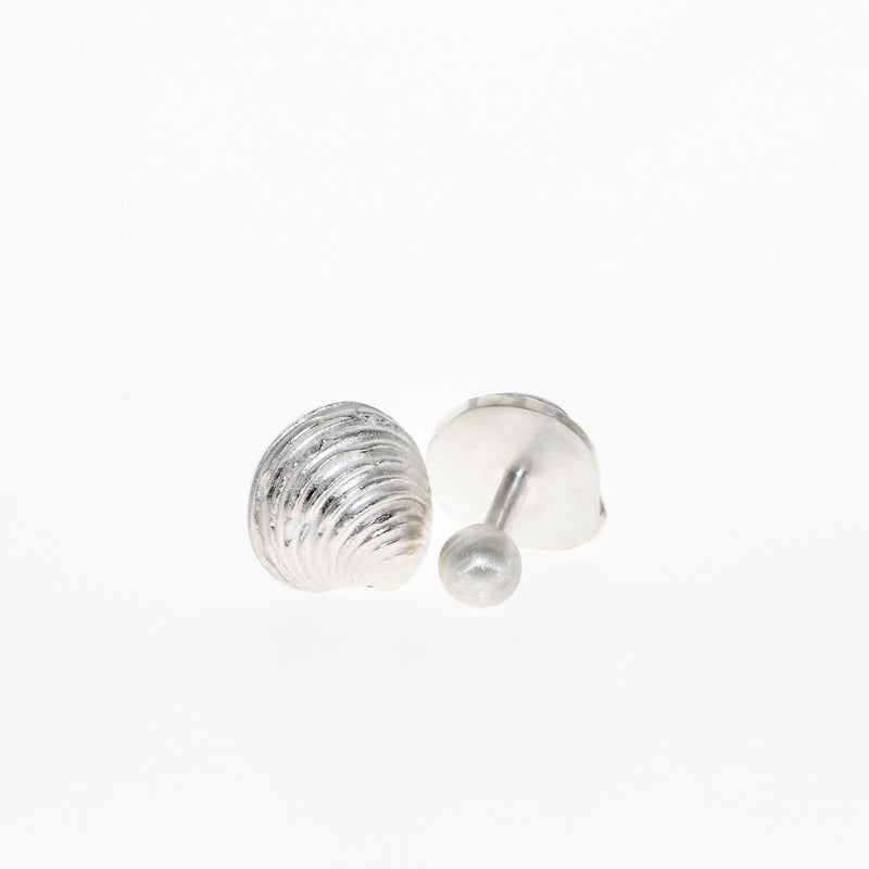 Tamahra Prowse jewellery designer makes men's cufflinks. Clam cufflinks in sterling silver.