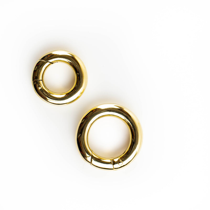 Circle spring clasp in solid 9kt gold. Tamahra Prowse Jewellery Design.