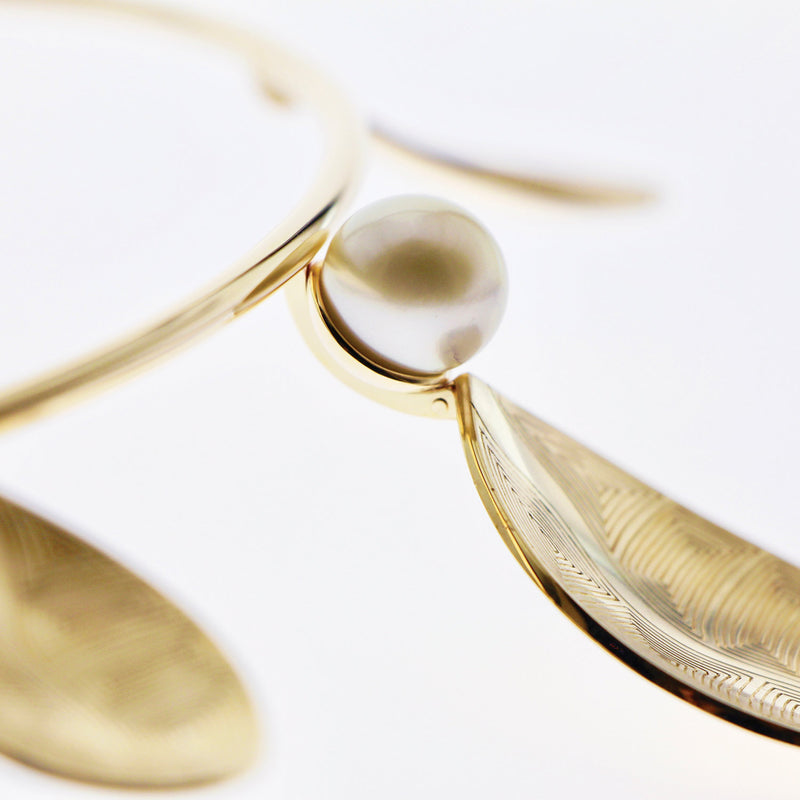Tamahra Prowse jewellery design. Pearl and gold neckpiece. Hand engraved gold. South sea pearl.